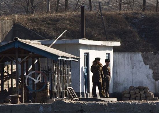 북중 접경지역인 신의주 압록강변에서 초소를 지키고 있는 북한 경비병들(사진=AP연합뉴스).