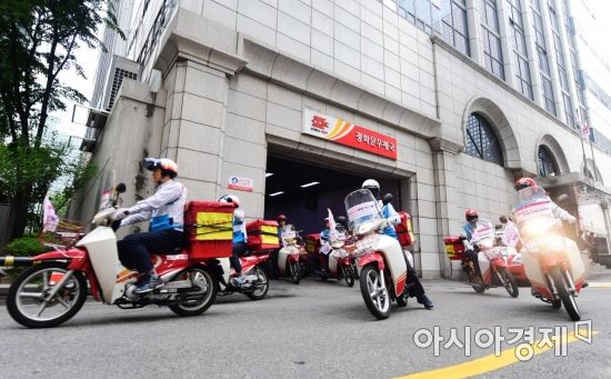 서울 광화문우체국 주차장에서 집배원들이 우편물 배달을 위해 이동하고 있다. 사진은 기사와 무관함 /문호남 기자 munonam@