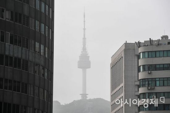 중부지방에 초미세먼지 '나쁨' 단계가 발령된 14일 서울광장에서 바라본 남산타워가 안개를 동반한 초미세먼지에 싸여 있다./강진형 기자aymsdream@