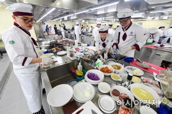 [포토]음식 준비로 분주한 학생 요리사들