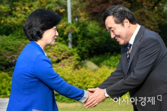 [포토] 악수하는 이낙연 총리-추미애 대표