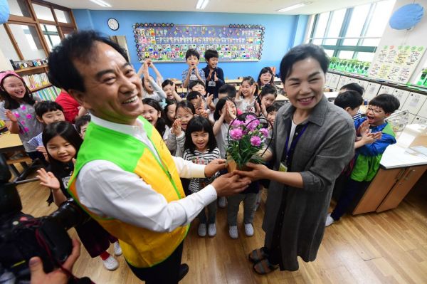 스승의날인 15일 서울 송파구 잠일초등학교에서 강동송파교육지원청 초등교육지원과 장학사가 교직원에게 카네이션을 전달하고 있다. /문호남 기자 munonam@