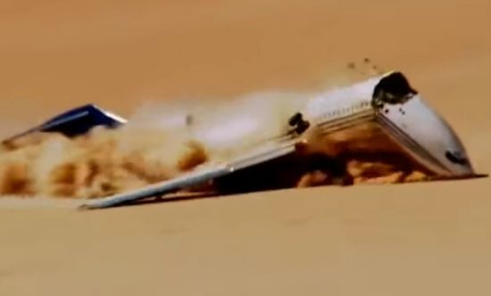 2012년 미 항공우주국(NASA)과 디스커버리채널의 비행기 불시착 시험 당시 비행기가 사막에 떨어지면서 앞 부분이 부서지는 모습.[사진=유튜브 화면캡처]