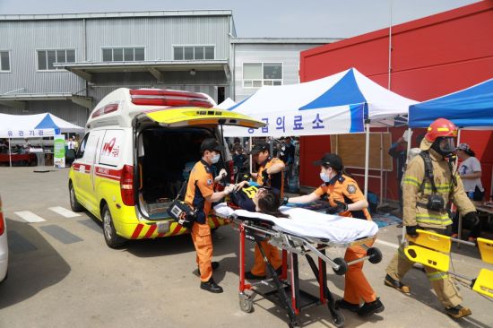 구미시 인근 지역에서 실시한 '2018년 재난대응 안전한국훈련'에 참여한 관계자들이 응급조치 훈련 등을 하고 있다.