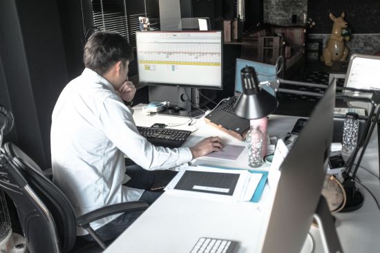 이서준 달항 대표가 조선백자 달항아리 디자인의 물병이 놓여 있는 사무실 책상에서 모니터를 보며 생각에 잠겨 있다.