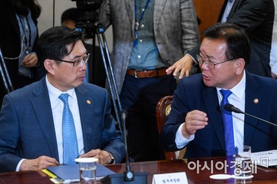 [포토] 대화하는 박상기 장관-김부겸 장관