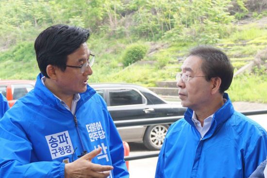 박성수 송파구청장 후보(왼쪽)가 박원순 시장 후보와 대화를 나누고 있다.