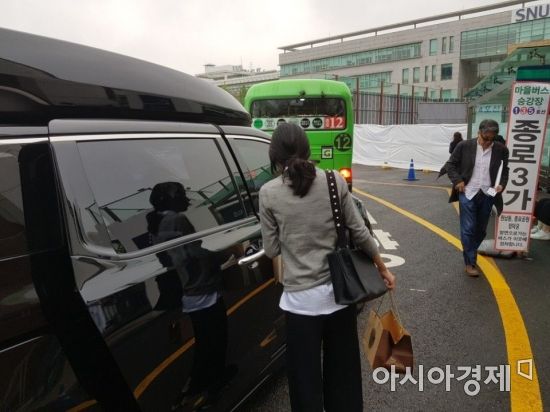구본무 회장의 며느리인 정효정 씨가 17일 오후 서울대 병원에서 떠나고 있다.
