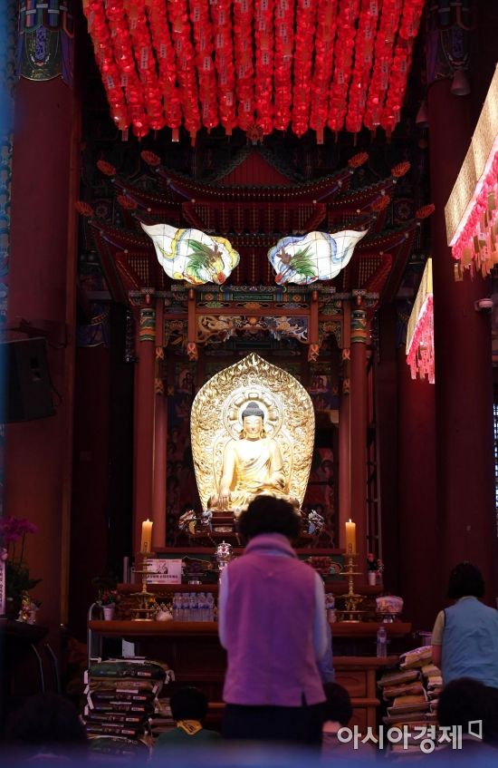 [포토] 기도하는 불교신자들