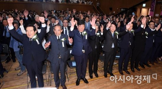 [포토] 만세삼창 외치는 참석자들