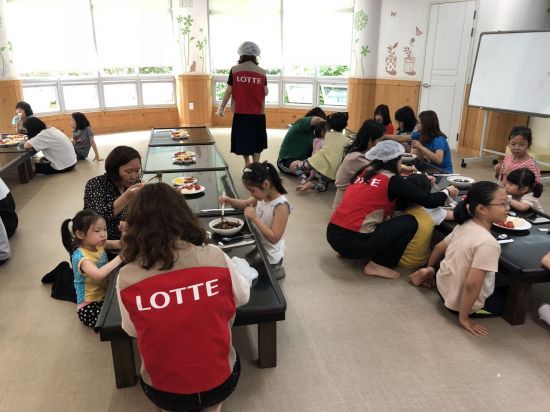 지난 19일 롯데백화점 광주점은 동구에 위치한 성빈여사 아동복지시설을 방문해 60여명의 아이들에게 자장면 나눔 봉사활동을 진행했다. 사진=롯데백화점 광주