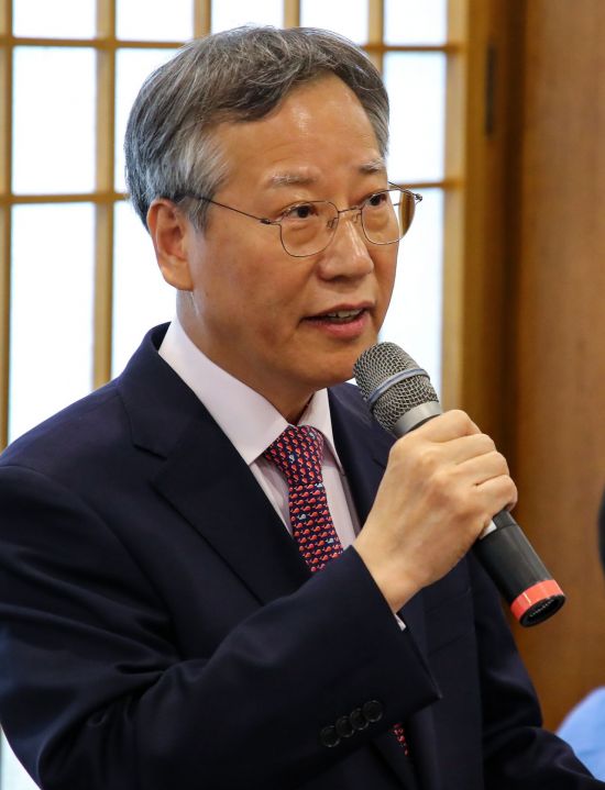 靑 "일자리 늘고 있지만 충분치 않아…고용의 질은 개선"