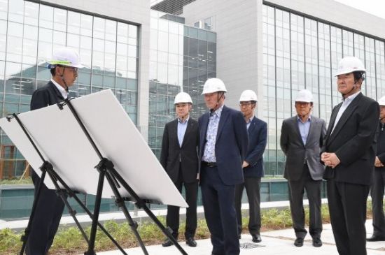구본무 회장은 2017년 9월 LG사이언스파크 건설현상을 찾아 점검했다.