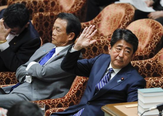 아베 신조 일본 총리(오른쪽)와 아소 다로 부총리 겸 재무상 [이미지출처=EPA연합뉴스]