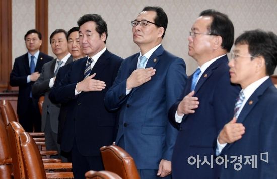 [포토] 국민의례하는 이낙연 총리와 국무위원들