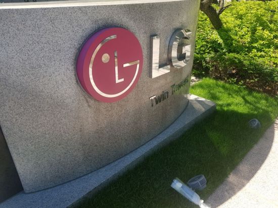 LG전자, 지난해 영업이익 2조7033억…매출 2년 연속 60조 돌파(종합)