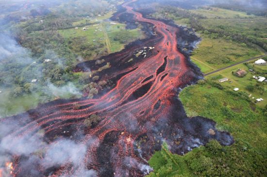 사진은 하와이 파호아 인근 균열에서 분출한 용암이 흘러내리는 모습으로, 미지질조사국(USGS)가 제공한 사진. 사진=연합뉴스