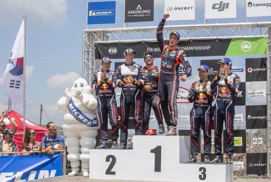 ‘2018 WRC 포르투갈 랠리’에서 우승을 차지한 (우)티에리 누빌과 (좌)니콜라스 질술이 1위 포디움에 올라 기념촬영을 하고 있는 모습