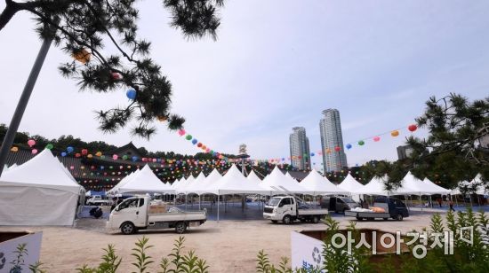 부처님오신날을 하루 앞둔 21일 서울 강남구 봉은사에서 행사를 위한 준비로 분주한 모습을 보이고 있다./김현민 기자 kimhyun81@