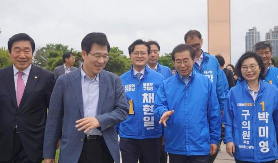 신경민 국회의원, 채현일 영등포구청장 후보, 박원순 서울시장 후보가 대화를 나누며 걷고 있다.