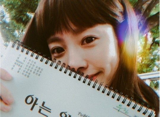 한지민 "촬영 중이에요, 8월에 만나요"…네티즌 "러블리 동안 미모, 서우진"