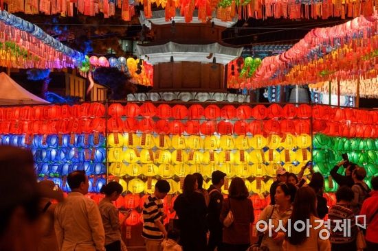 [포토] 석가탄신일 앞두고 북적이는 조계사