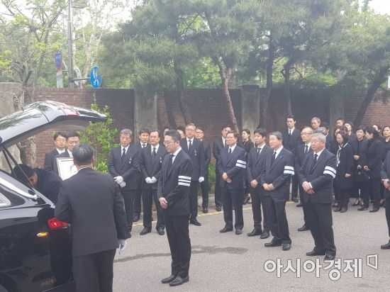 [포토] 구본무 LG 회장 발인...구광모 상무, 마지막 인사