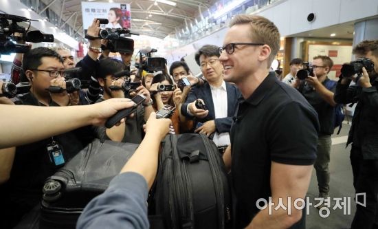 윌 리플리 CNN 기자가 풍계리 핵시설 폐쇄 행사 취재를 위해 22일 북한 원산으로 가는 고려항공을 탑승하기위해 베이징공항을 통해 출국하고 있다. /사진공동취재단