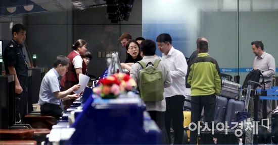 풍계리 핵실험장 폐기 행사 국제기자단이 22일 오전 중국 베이징 서우두 공항 고려항공 카운터에서 발권을 진행하고 있다. /사진공동취재단