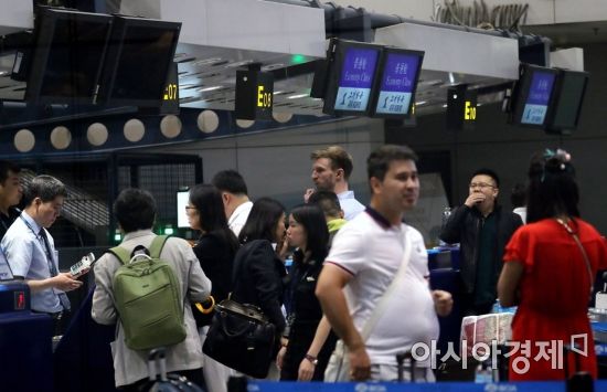 풍계리 핵실험장 폐기 행사 국제기자단이 22일 오전 중국 베이징 서우두 공항 고려항공 카운터에서 발권을 진행하고 있다. /사진공동취재단