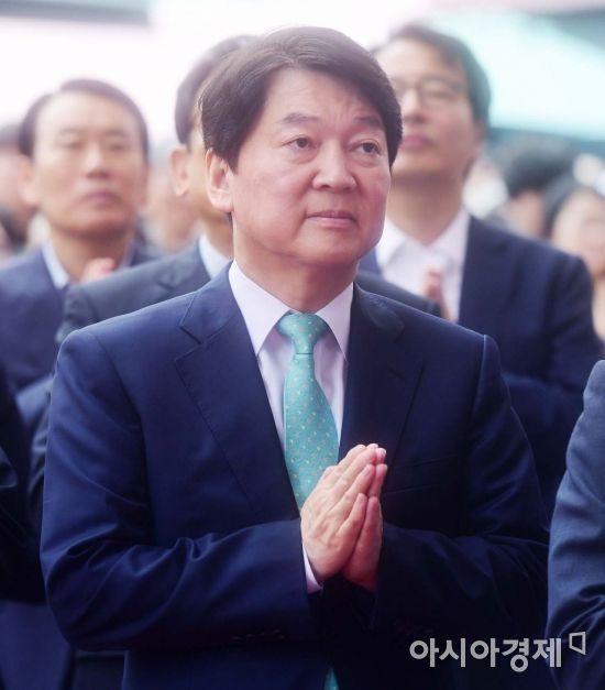 [포토]합장하는 안철수 바른미래당 서울시장 후보