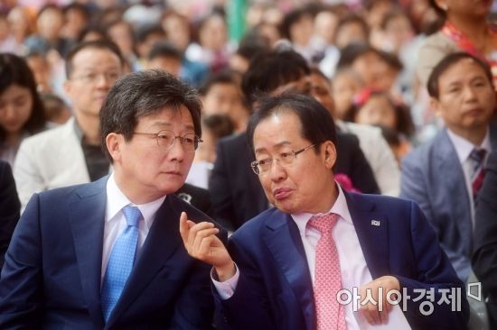 2018년 5월 22일 서울 종로구 조계사에서 열린 봉축법요식에서 유승민 바른미래당 공동대표(왼쪽)와 홍준표 자유한국당 대표가 대화를 나누고 있다. /문호남 기자 munonam@