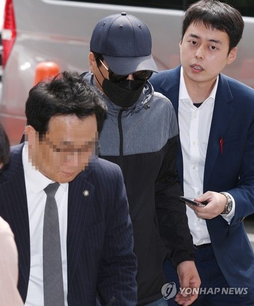 비공개 출사 사건 최초 유출자 2명 입건…피의자 5명으로