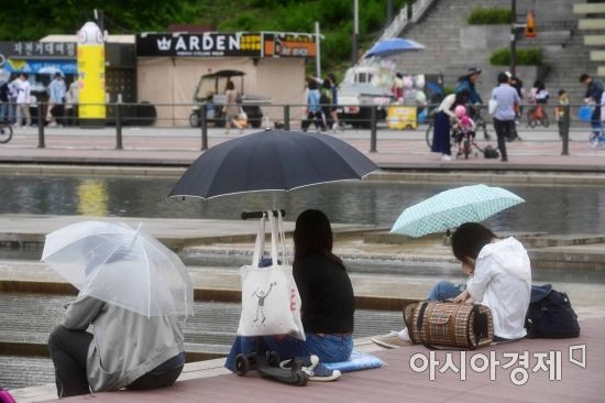 [포토]징검다리 연휴 마지막 날, 휴식하는 시민들