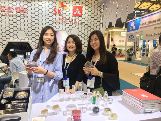 ▲SK케미칼 직원들이 '차이나뷰티엑스포 화장품 전시회’(China Beauty Expo 2018)'에서 친환경 PETG 화장품 용기를 선보이고 있다.