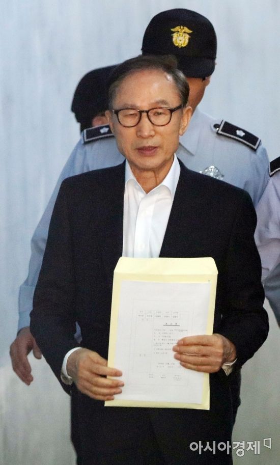 '첫 재판 출석' 이명박, 62일 만에 모습 드러내 양복 차림에 노타이