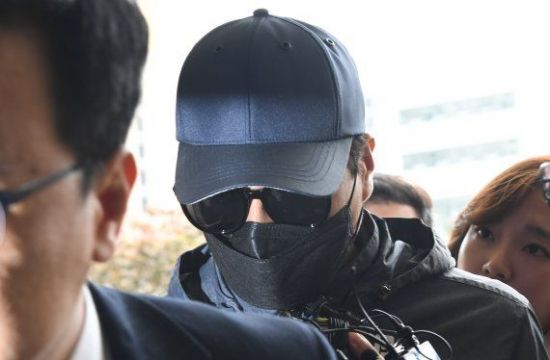 지난 22일 유명 유투버 성추행 의혹을 받는 스튜디오 관계자가 서울 마포경찰서로 들어서고 있다.[사진=연합뉴스]