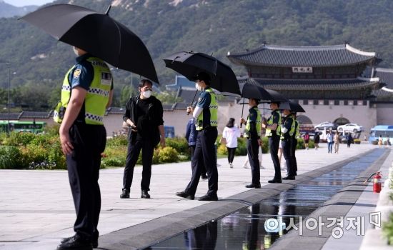 [포토] 뙤약볕 아래 우산 쓴 경찰 근무자들