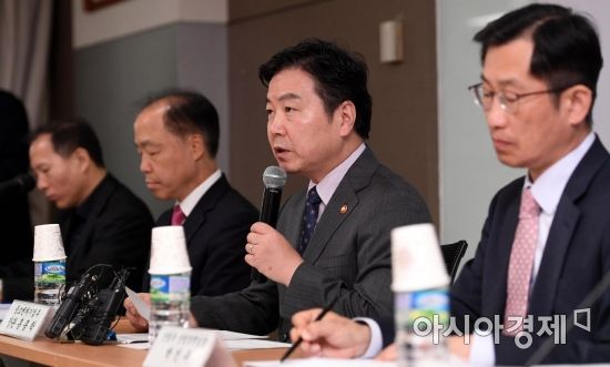 [포토] 대-중소기업 상생 방안 발표하는 홍종학 장관