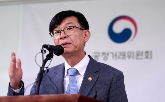 [포토] 대리점 불공정관행 근절방안 발표하는 김상조 위원장
