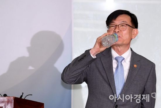 [포토] 물 마시는 김상조 위원장