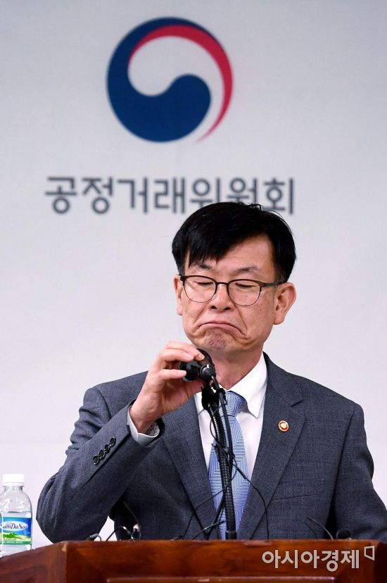 [포토] 김상조 위원장, '마이크가 말썽이네'
