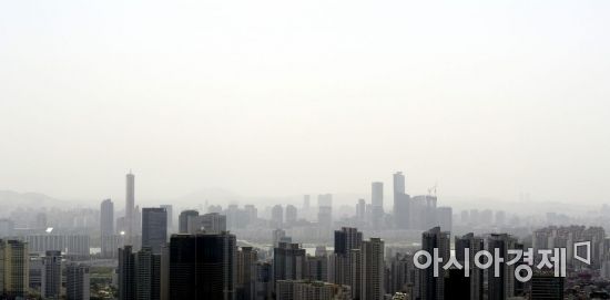 [포토] 황사 영향으로 희뿌연 서울 하늘