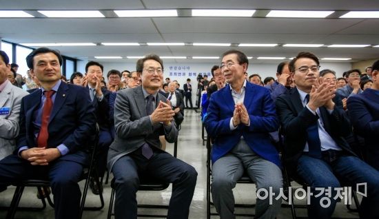 [포토] 박수치는 조희연 후보-박원순 후보