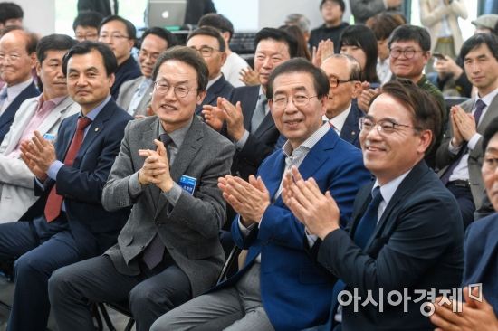 [포토] 백수치는 조희연 서울시교육감 후보-박원순 서울시장 후보