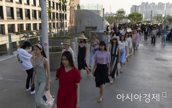 [포토] 서울로7017, 여름 휴양지 패션쇼