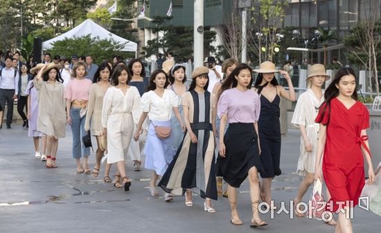 [포토] 서울로7017, 시원한 바캉스 패션쇼