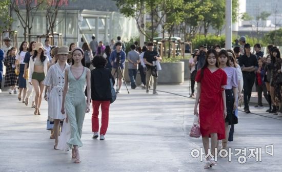 [포토] 서울로7017, 휴양지 패션쇼