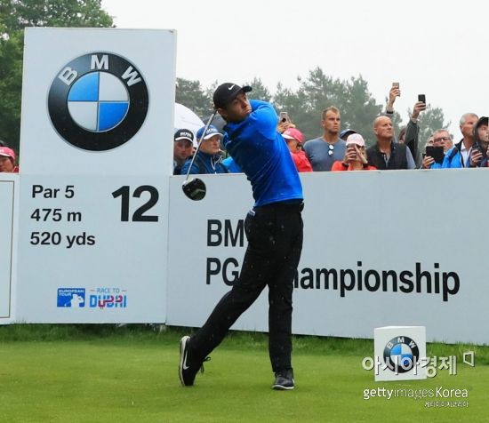 로리 매킬로이가 BMW PGA챔피언십 첫날 12번홀에서 티 샷을 날리고 있다. 버지니아워터(잉글랜드)=Getty images/멀티비츠