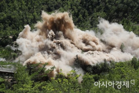 북한은 지난해 5월 24일 함경북도 길주군 풍계리에서 5개국 언론이 지켜보는 가운데 핵실험장의 갱도와 부대시설을 폭파했다. 사진은 지휘소와 건설노동자 막사가 폭파되는 모습. <사진=공동취재단>